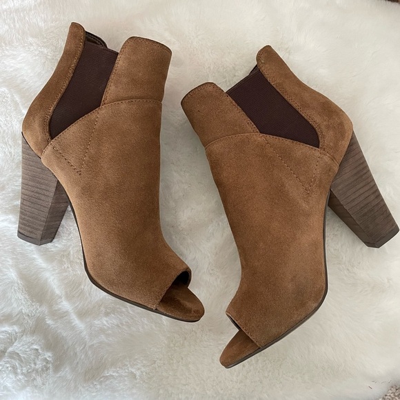 GUESS WOMEN’s BESY PEEP TOE ANKLE BOOTIE - Picture 7 of 14